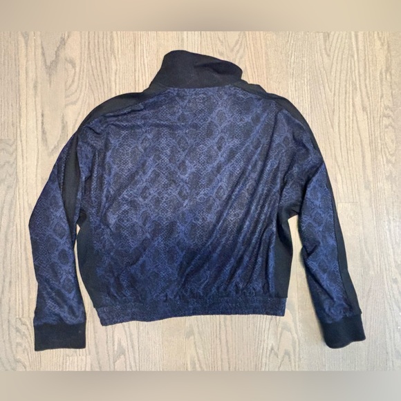 Athleta Brooklyn Track Bomber Jacket Blue Zip Pockets Snake Print Gym Large - Picture 8 of 8